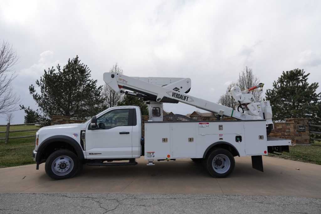 2026 FORD F-550 4X4 VERSALIFT VST-40-I 45FT INSULATED BUCKET TRUCK WITH MATERIAL HANDLER